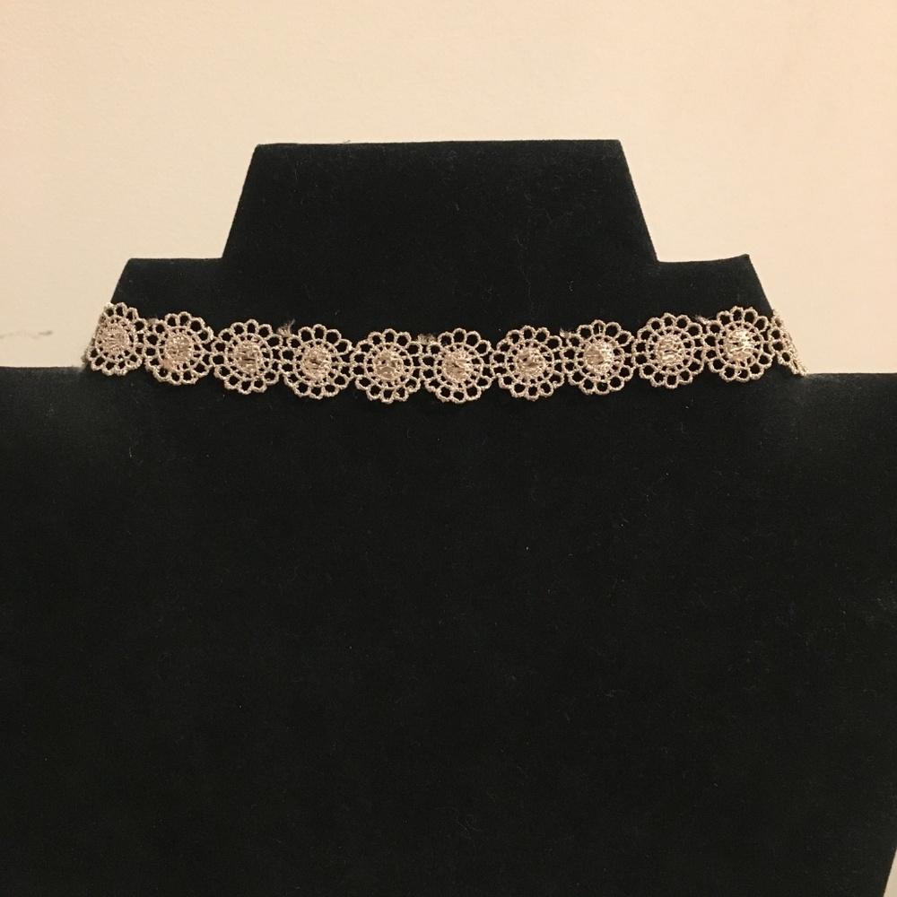 3/$15 ** Beige flowers lace choker NWOT